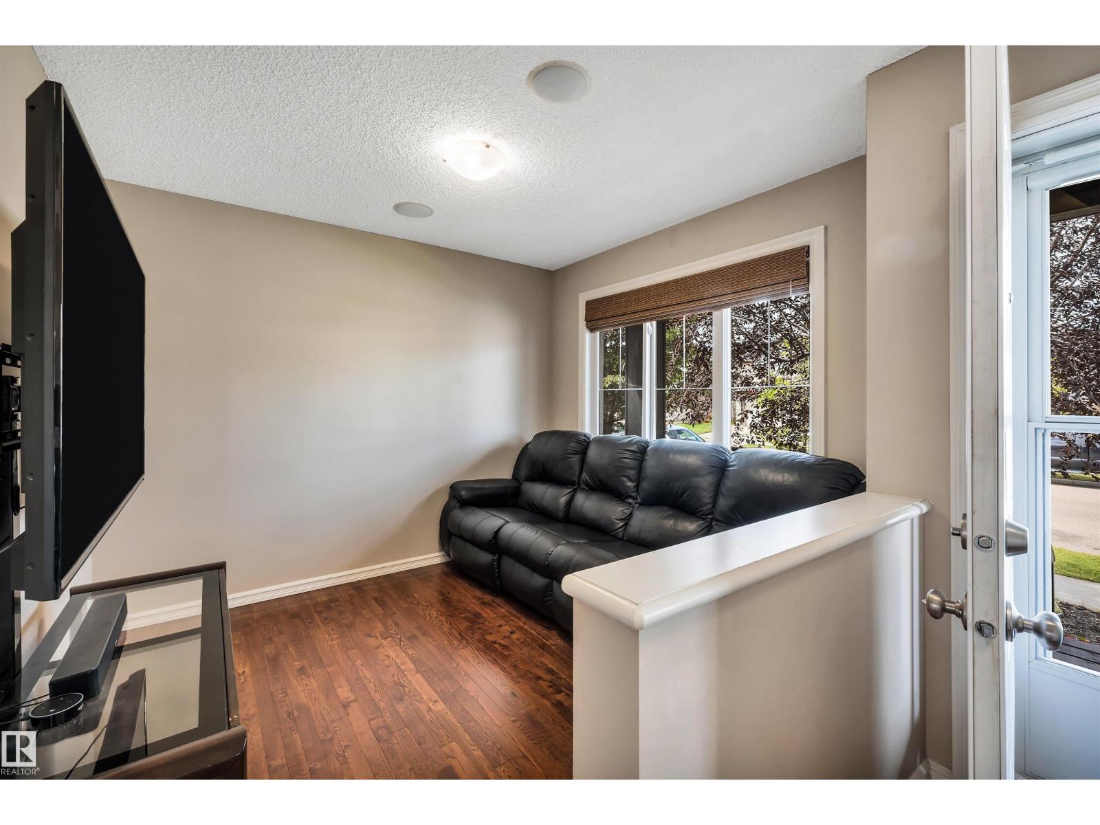 Photo 5 of 3733 12 St Nw, Edmonton AB