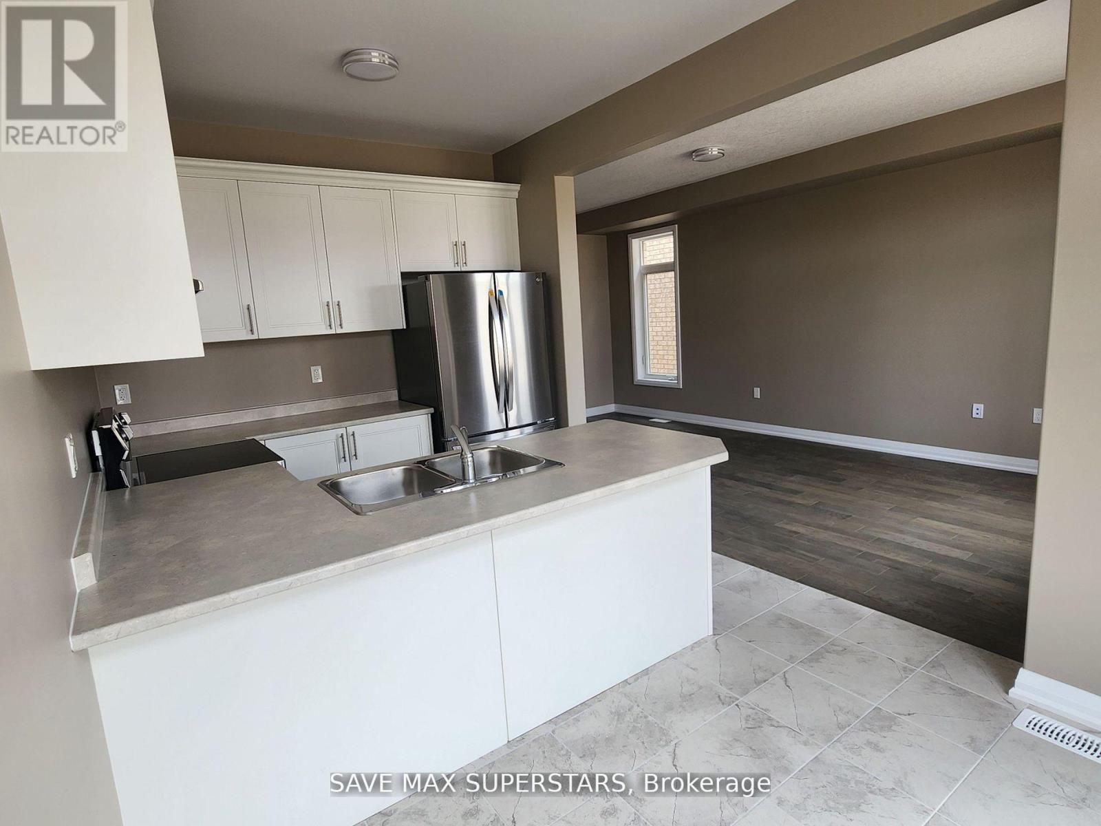 Photo 3 of 51 Copperhill Heights, Barrie ON