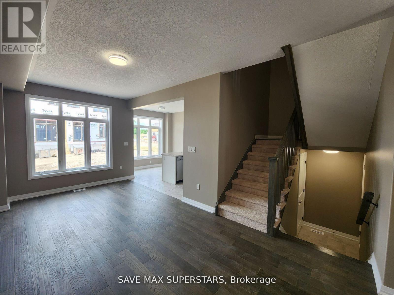 Photo 10 of 51 Copperhill Heights, Barrie ON