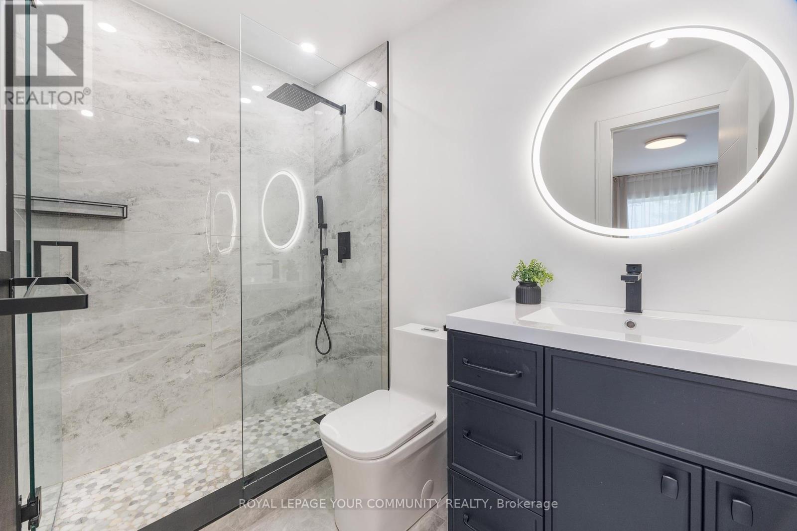 Photo 4 of 17 3020 Cedarglen Gate, Mississauga ON