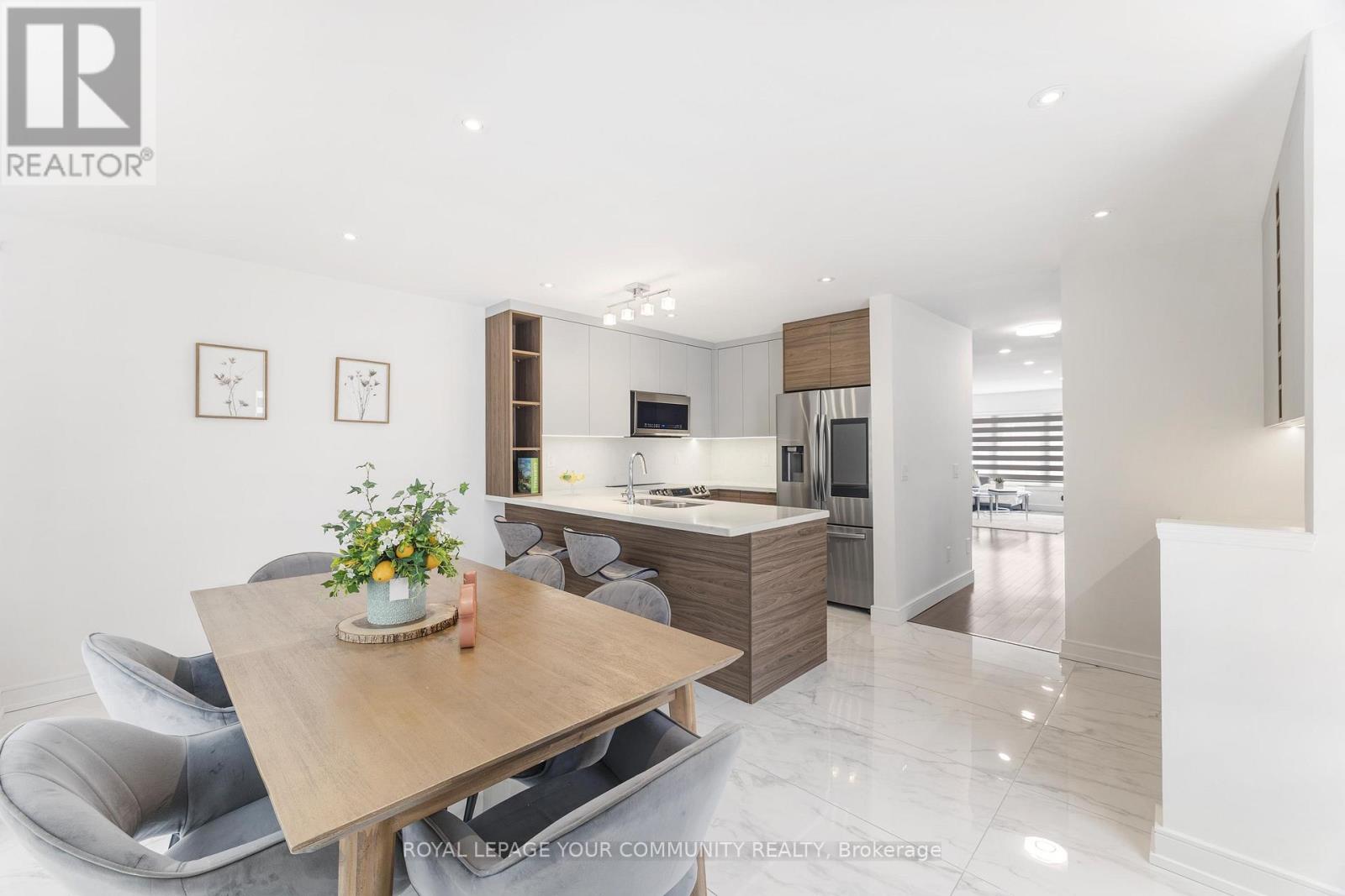 Photo 1 of 17 3020 Cedarglen Gate, Mississauga ON