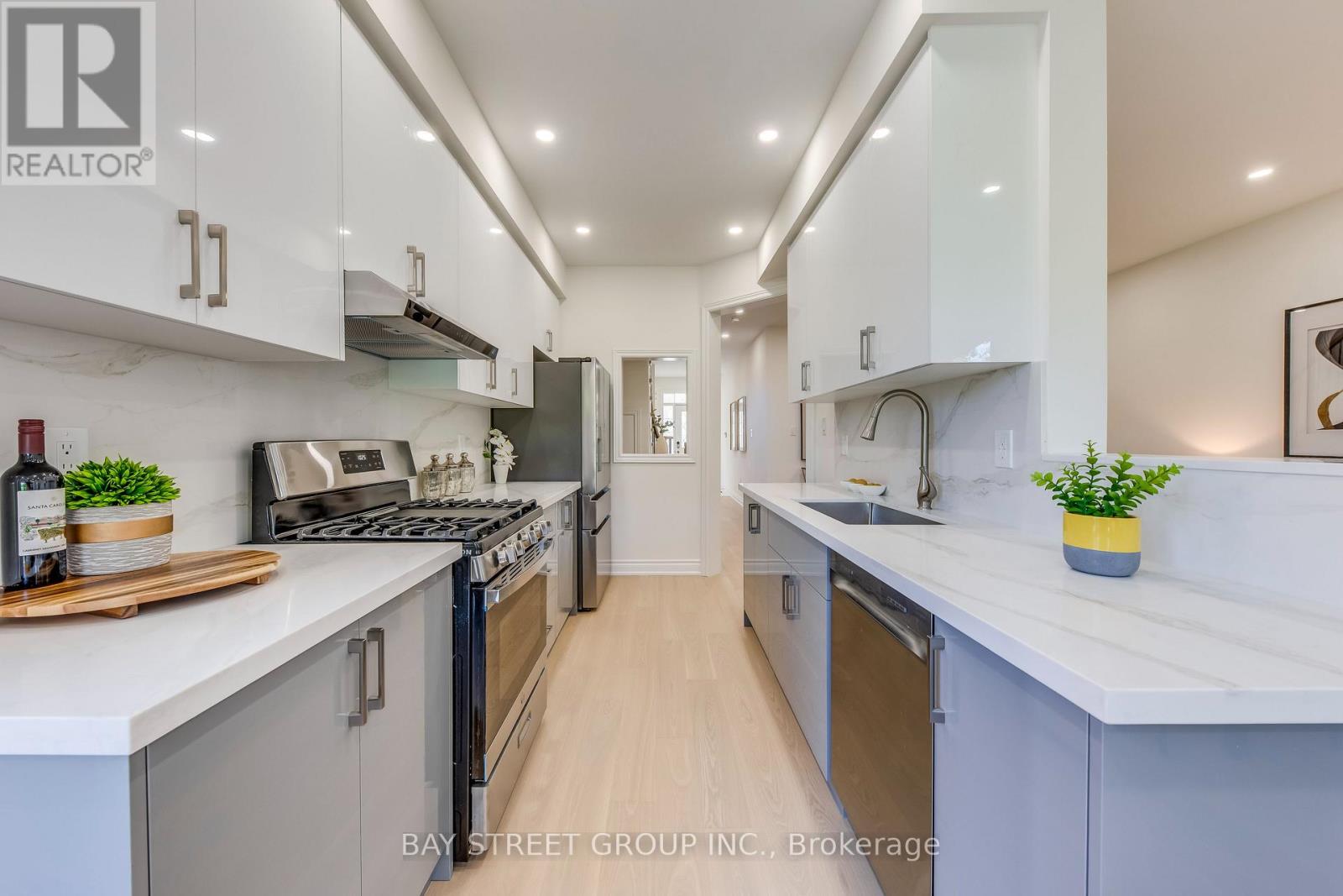 Photo 14 of 65 8 Townwood Drive, Richmond Hill ON