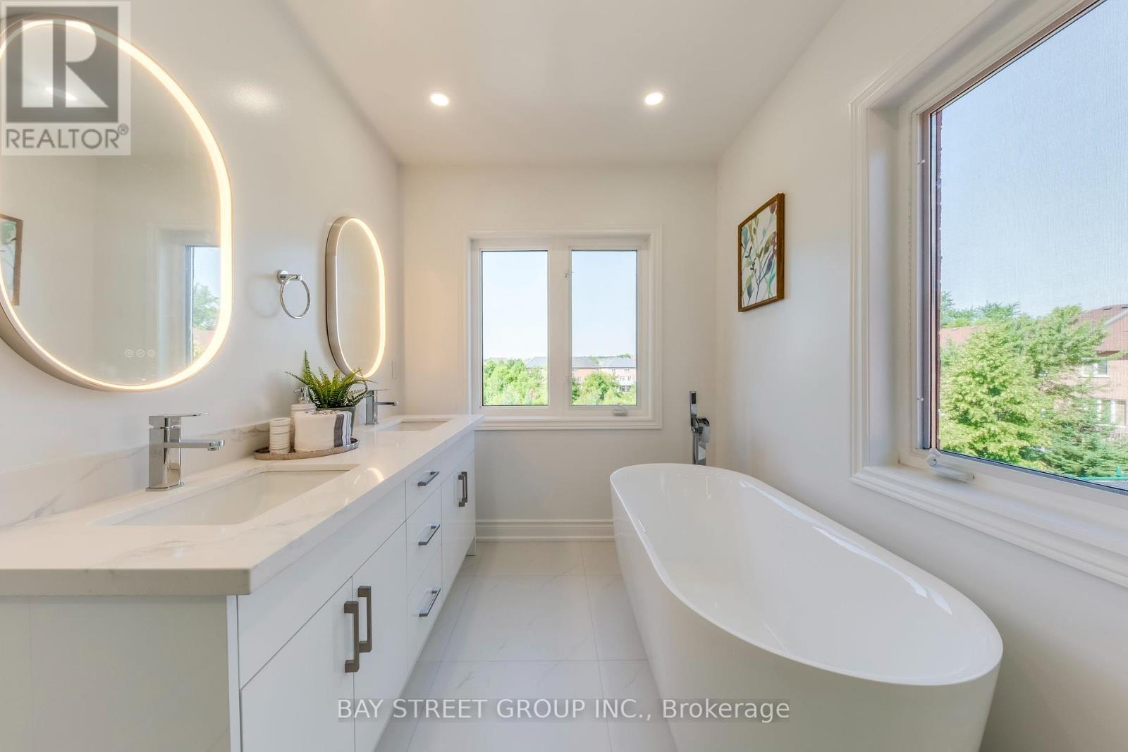 Photo 26 of 65 8 Townwood Drive, Richmond Hill ON