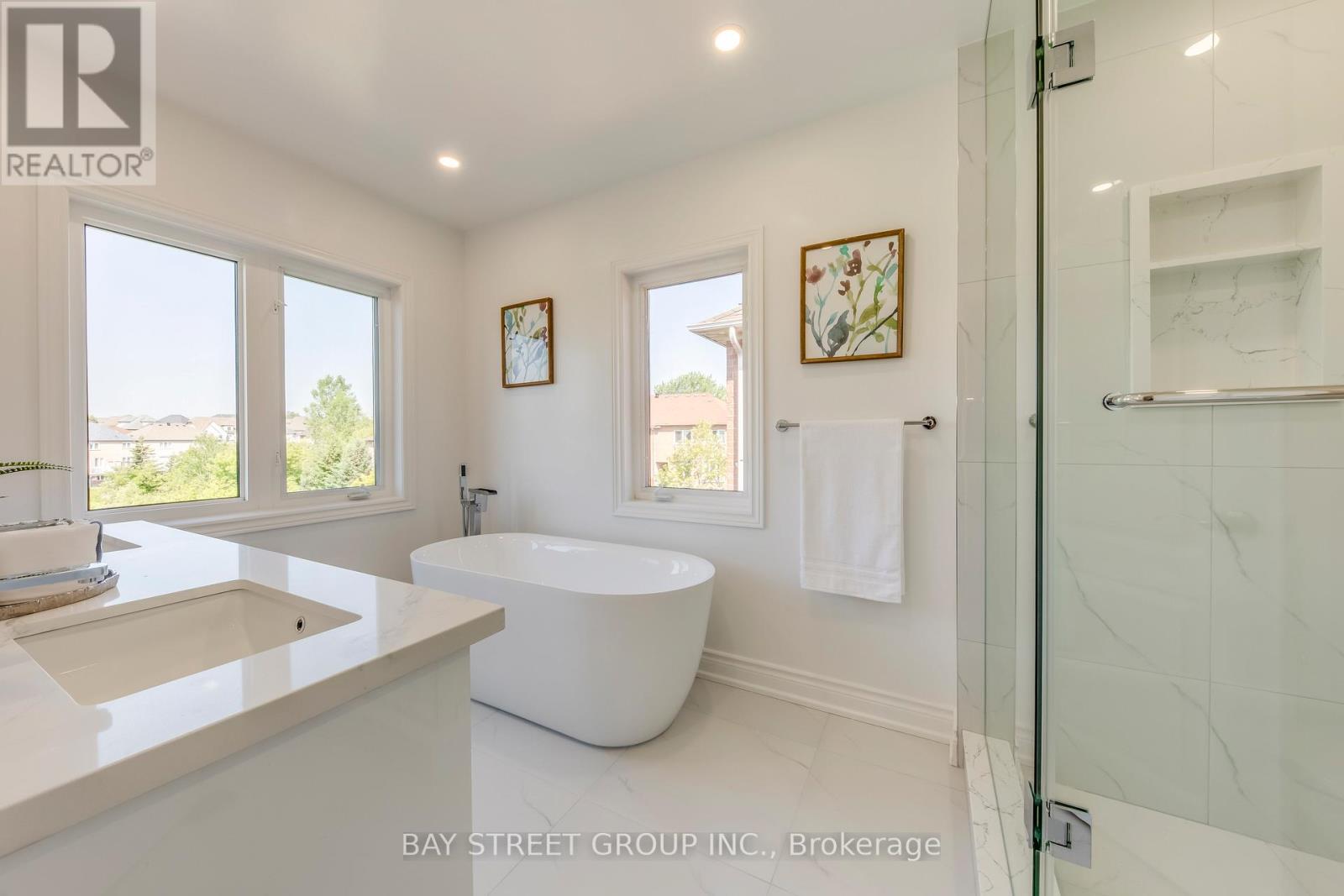 Photo 27 of 65 8 Townwood Drive, Richmond Hill ON