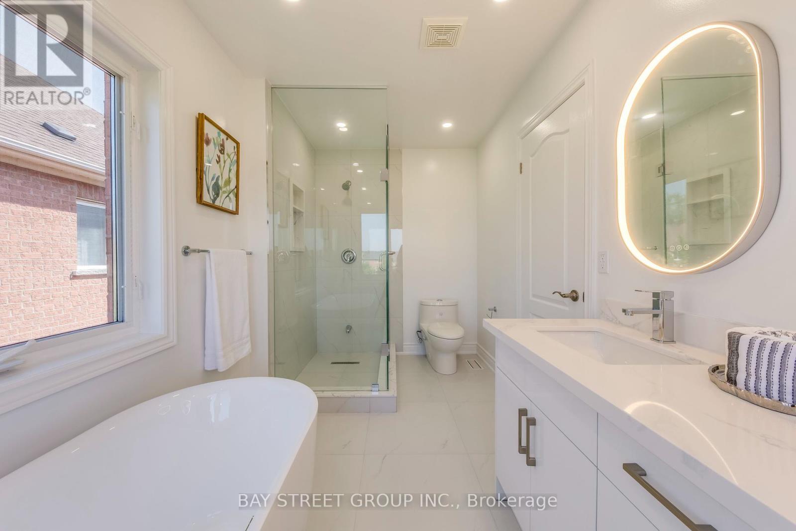 Photo 28 of 65 8 Townwood Drive, Richmond Hill ON