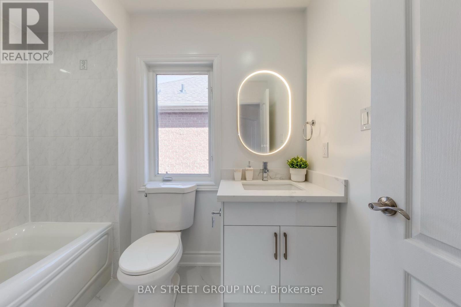 Photo 31 of 65 8 Townwood Drive, Richmond Hill ON