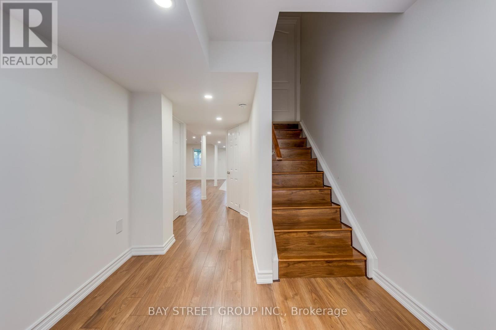 Photo 32 of 65 8 Townwood Drive, Richmond Hill ON