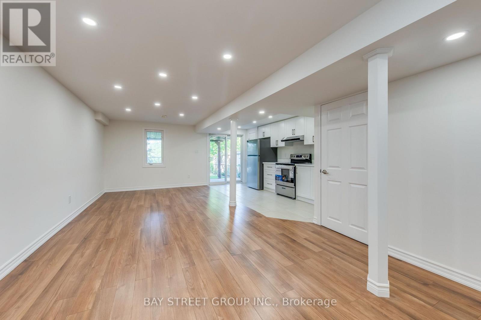 Photo 33 of 65 8 Townwood Drive, Richmond Hill ON
