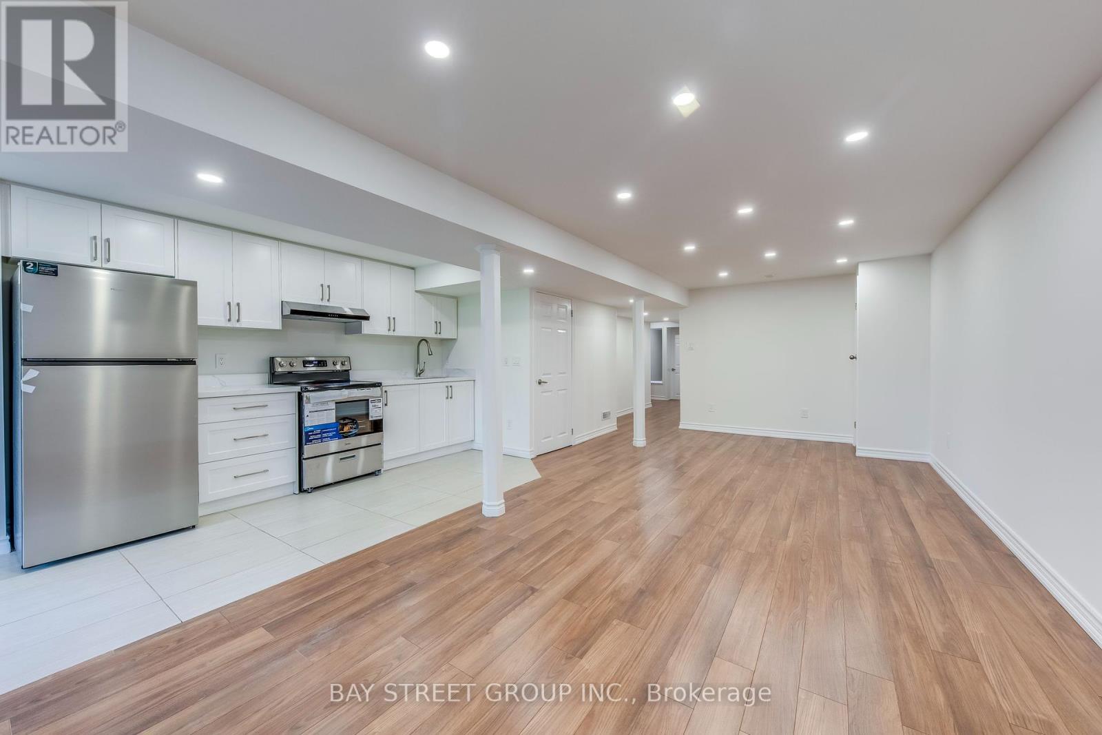 Photo 34 of 65 8 Townwood Drive, Richmond Hill ON