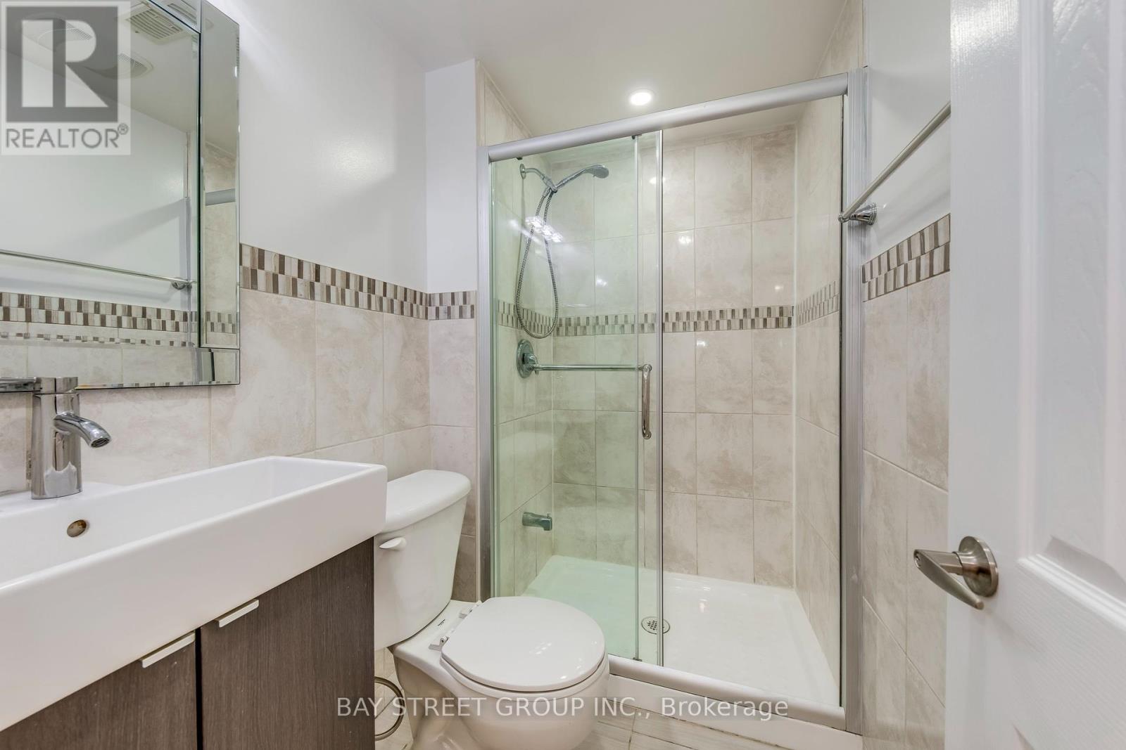 Photo 36 of 65 8 Townwood Drive, Richmond Hill ON