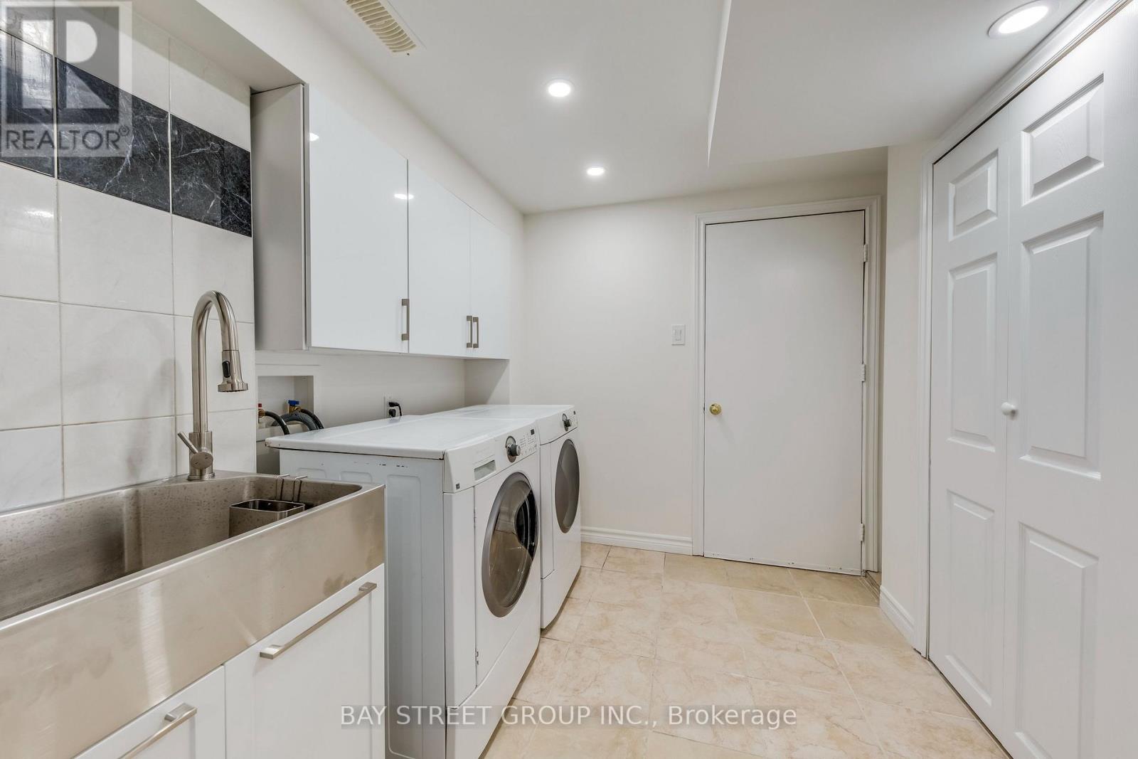Photo 37 of 65 8 Townwood Drive, Richmond Hill ON