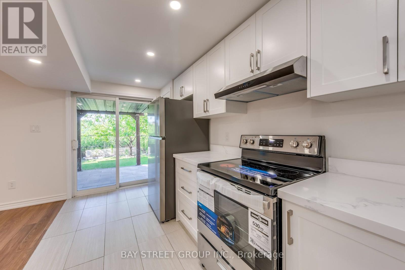 Photo 38 of 65 8 Townwood Drive, Richmond Hill ON