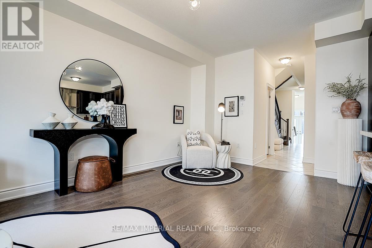 Photo 10 of 168 Bawden Drive, Richmond Hill ON