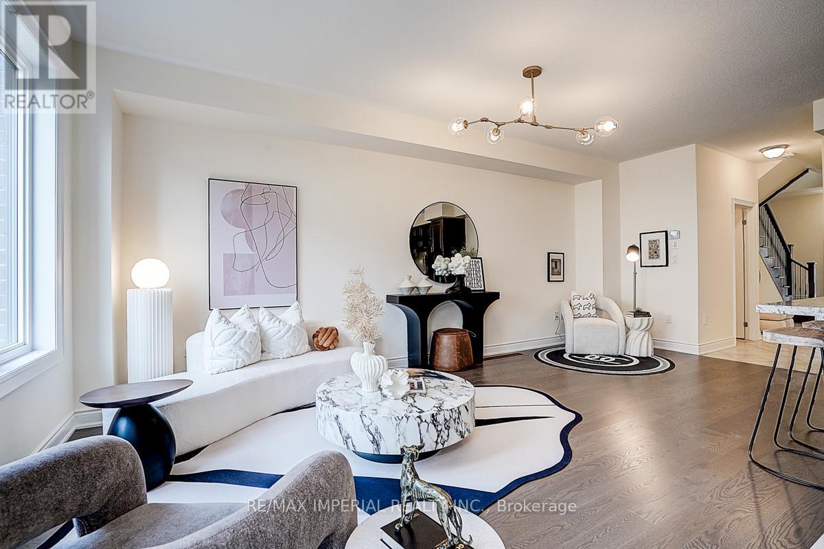 Photo 11 of 168 Bawden Drive, Richmond Hill ON