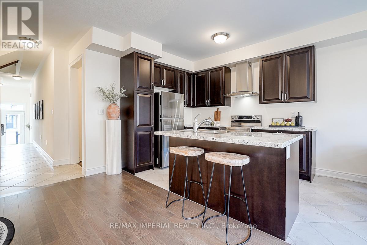 Photo 21 of 168 Bawden Drive, Richmond Hill ON