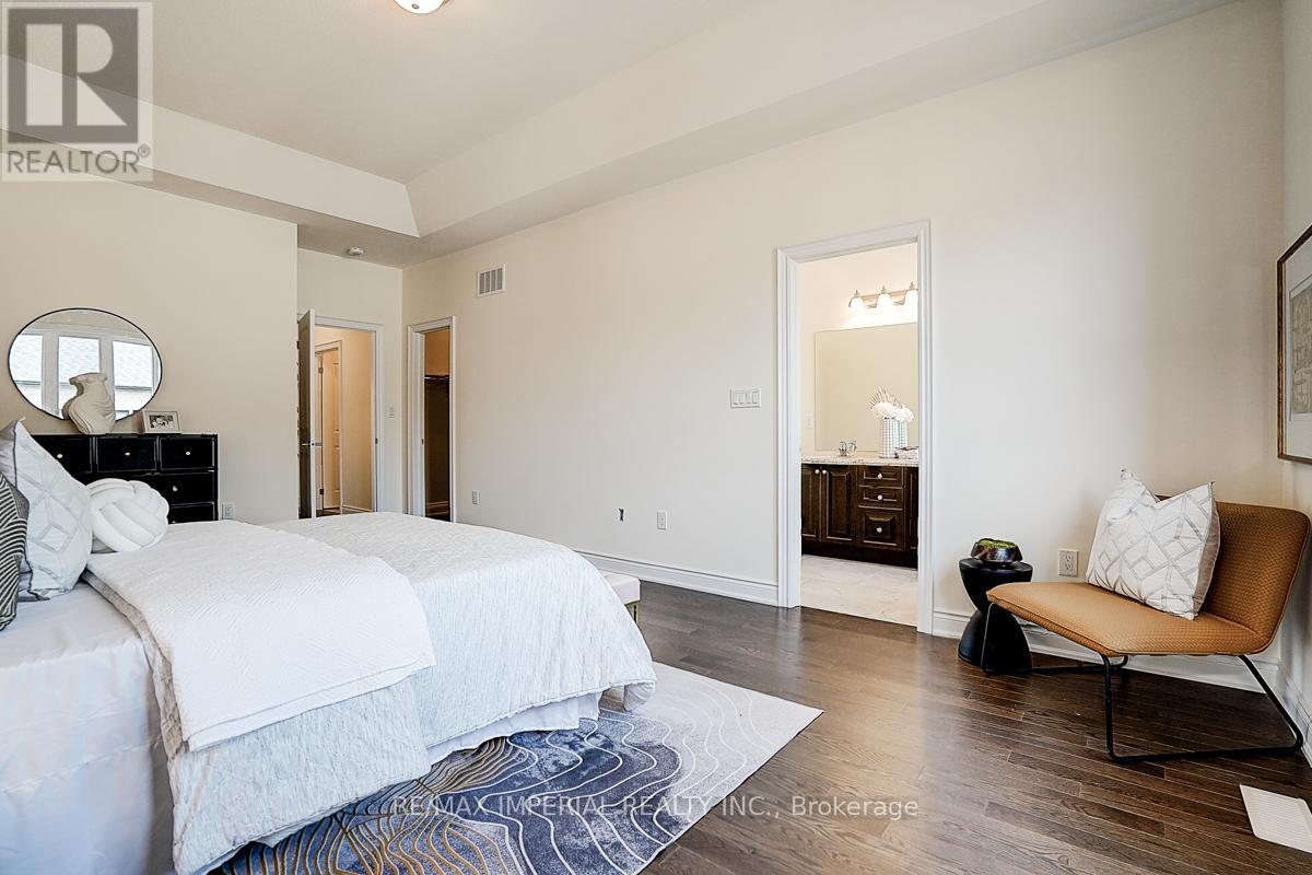 Photo 35 of 168 Bawden Drive, Richmond Hill ON
