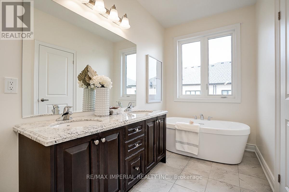 Photo 37 of 168 Bawden Drive, Richmond Hill ON