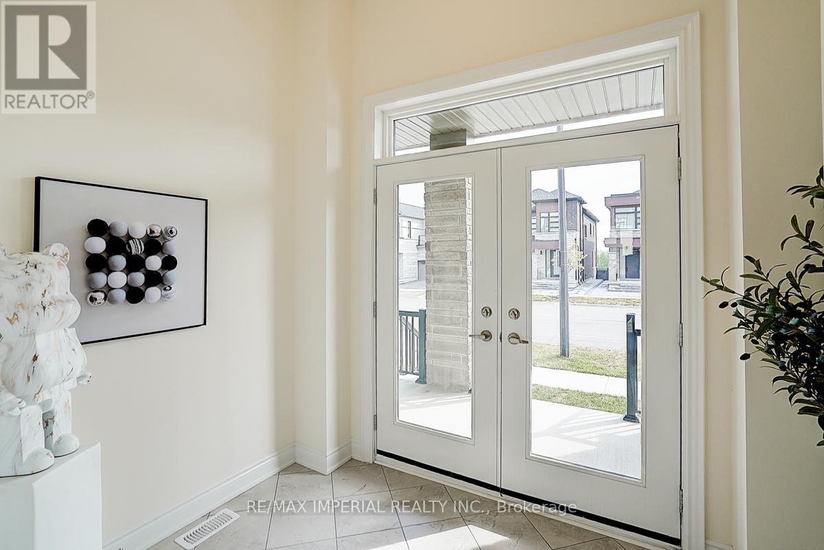 Photo 4 of 168 Bawden Drive, Richmond Hill ON