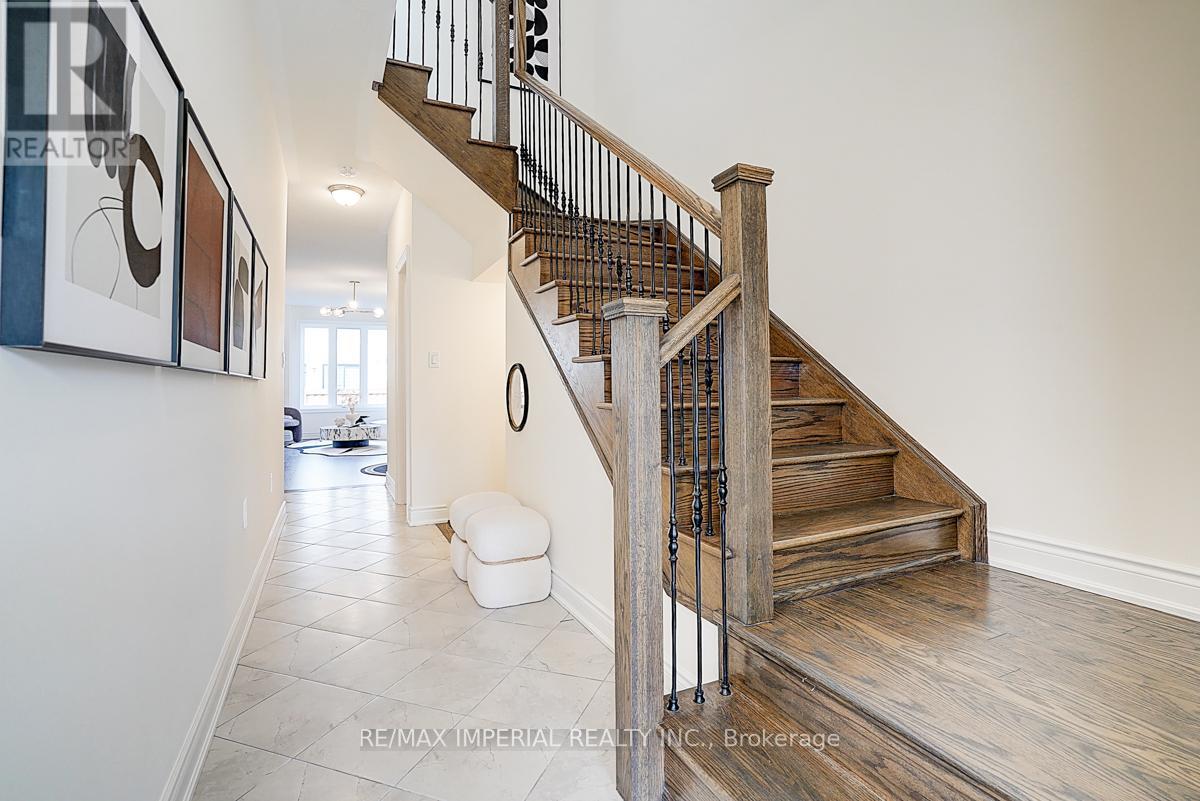 Photo 5 of 168 Bawden Drive, Richmond Hill ON