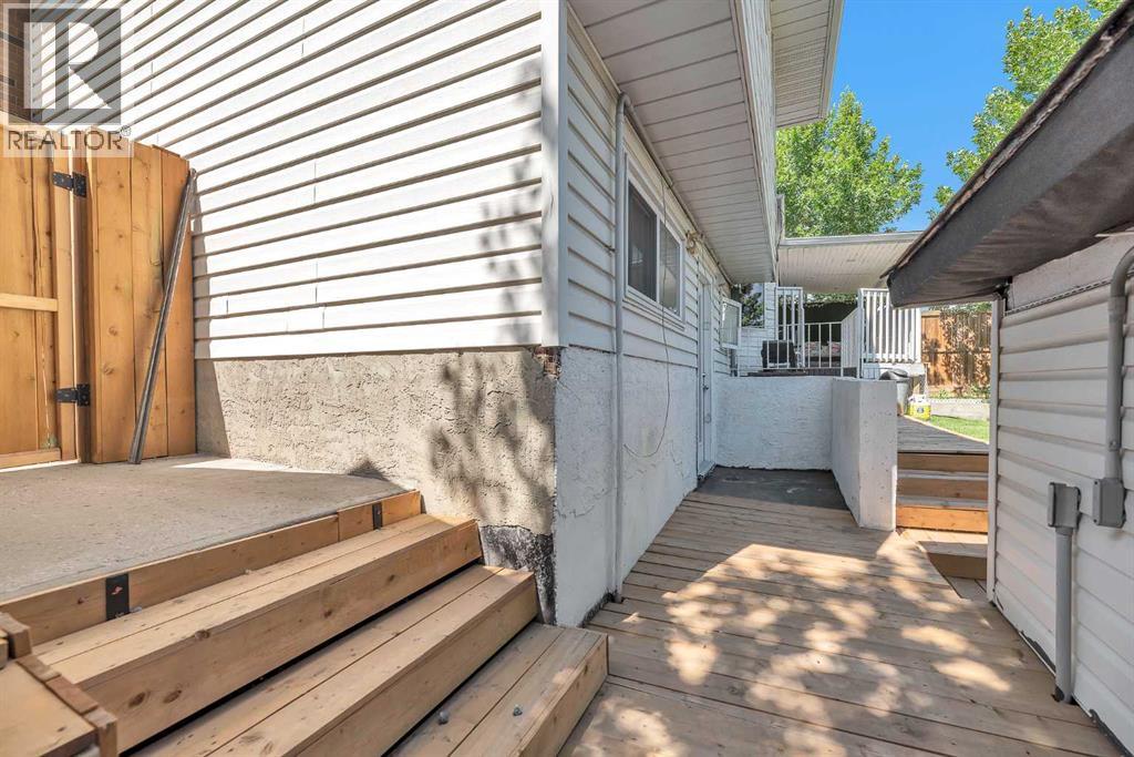 Single Family House 4 Level for Sale in  Templeridge Bay NE Temple Calgary 