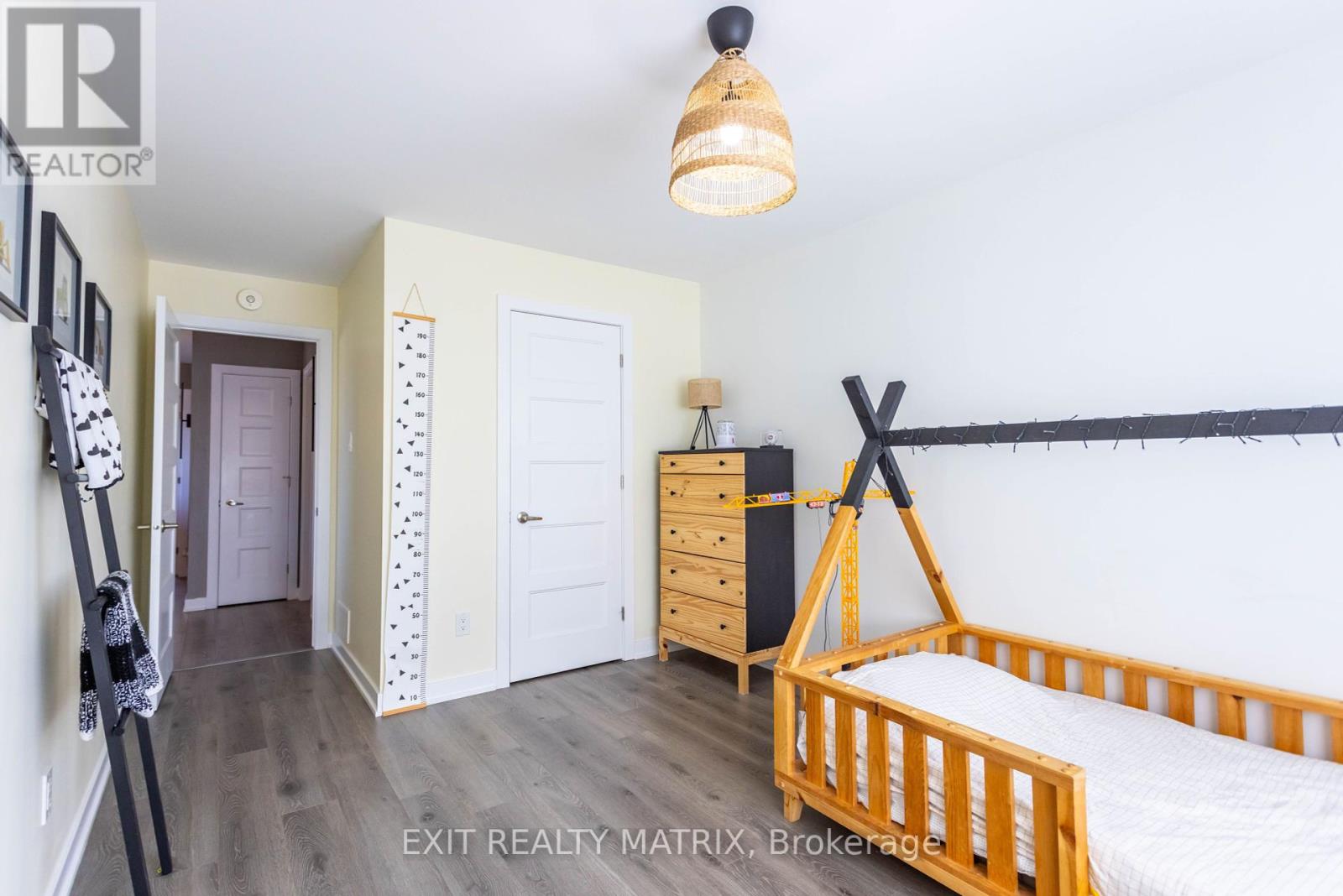 Photo 3 of 275 Belfort Street S, Russell ON