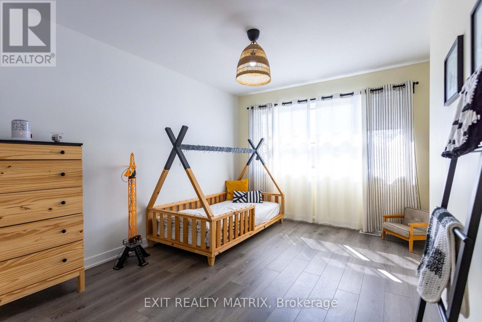 Photo 25 of 275 Belfort Street S, Russell ON