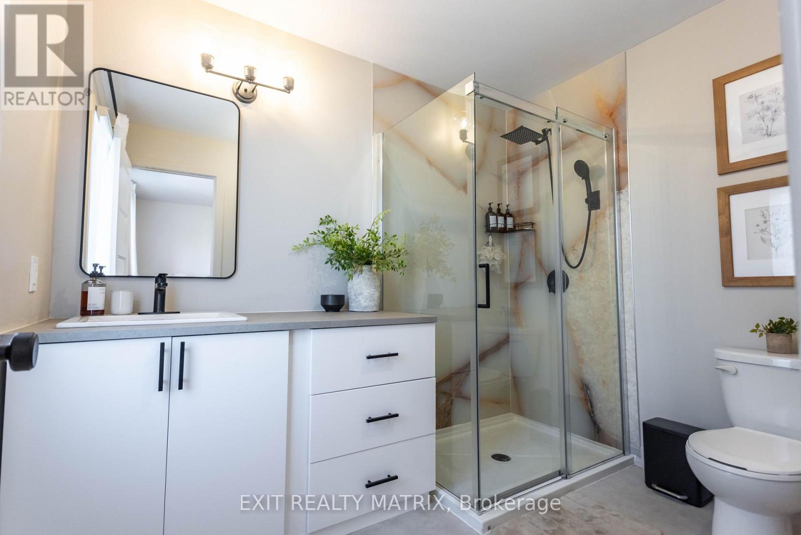 Photo 10 of 275 Belfort Street S, Russell ON