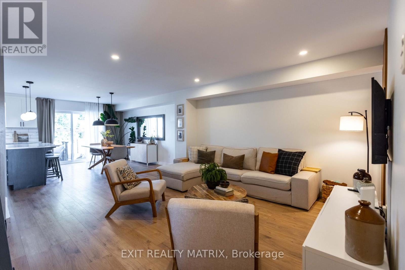 Photo 13 of 275 Belfort Street S, Russell ON