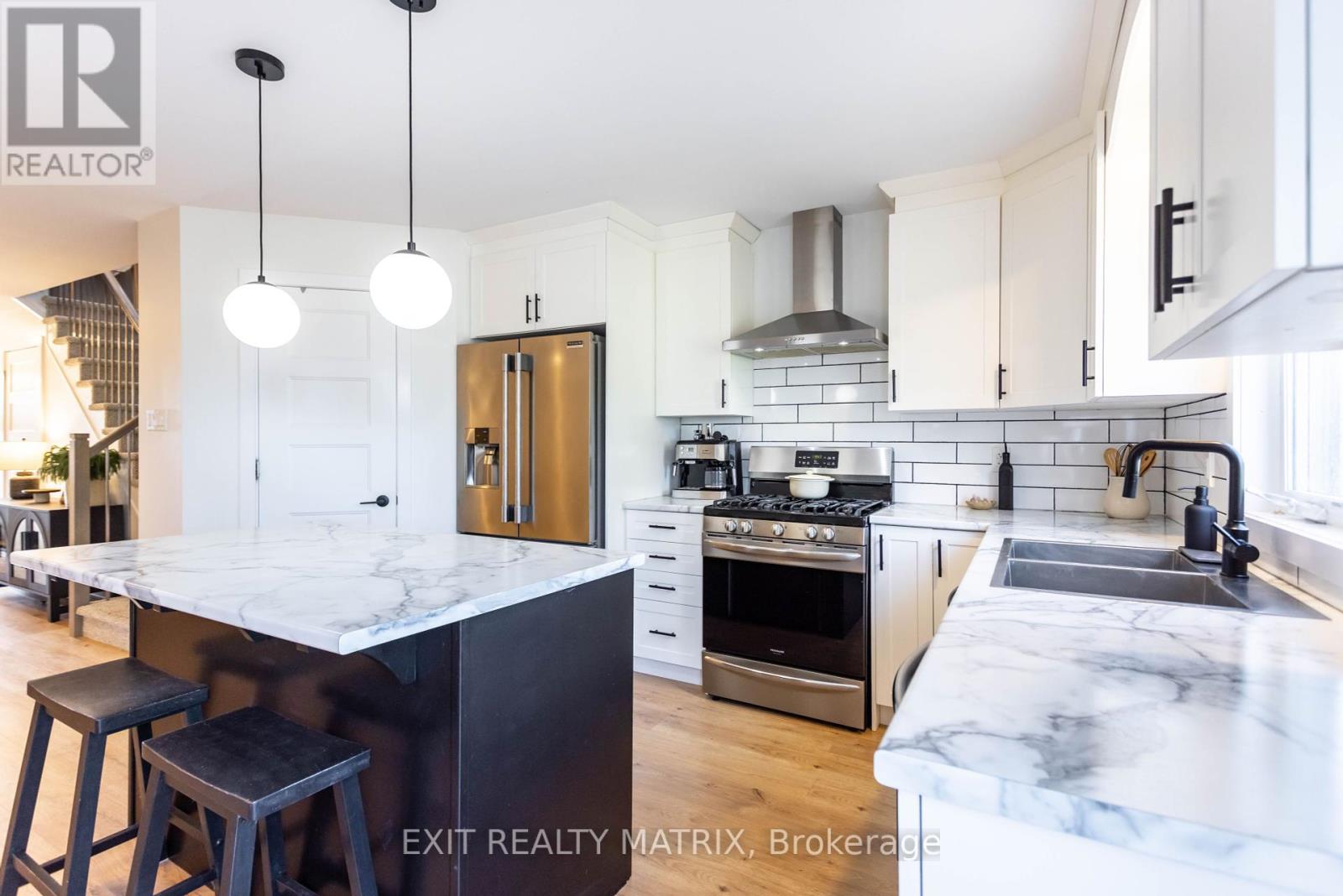 Photo 4 of 275 Belfort Street S, Russell ON
