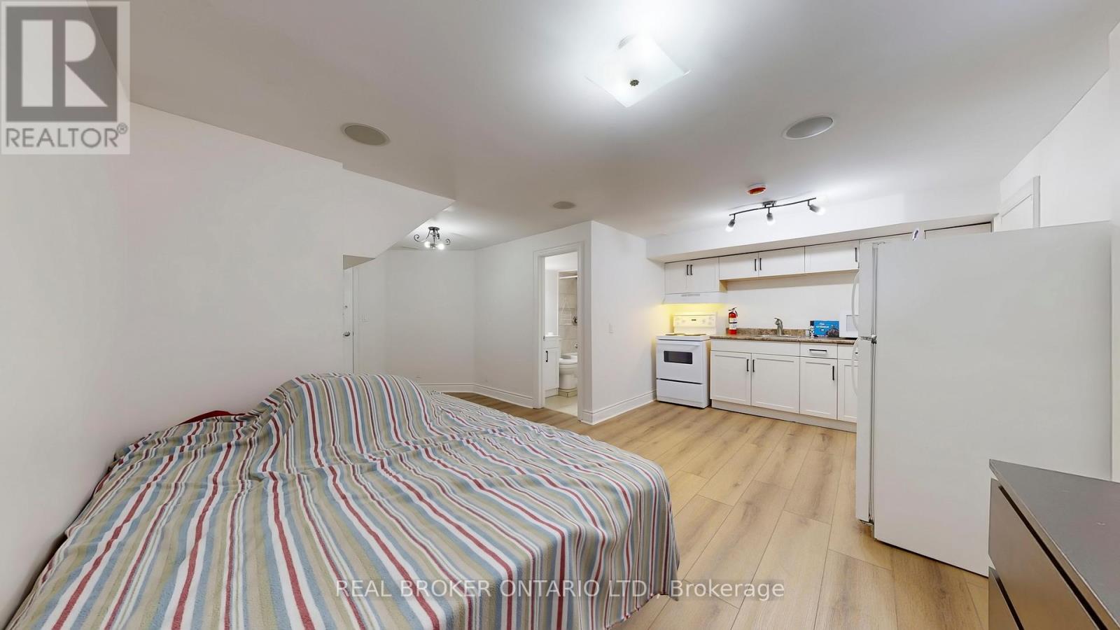 Photo 8 of Bsmt 32 Allenvale Avenue, Toronto ON