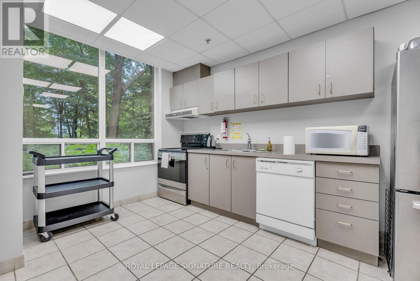Photo 5 of 510 16 Dallimore Circle, Toronto ON