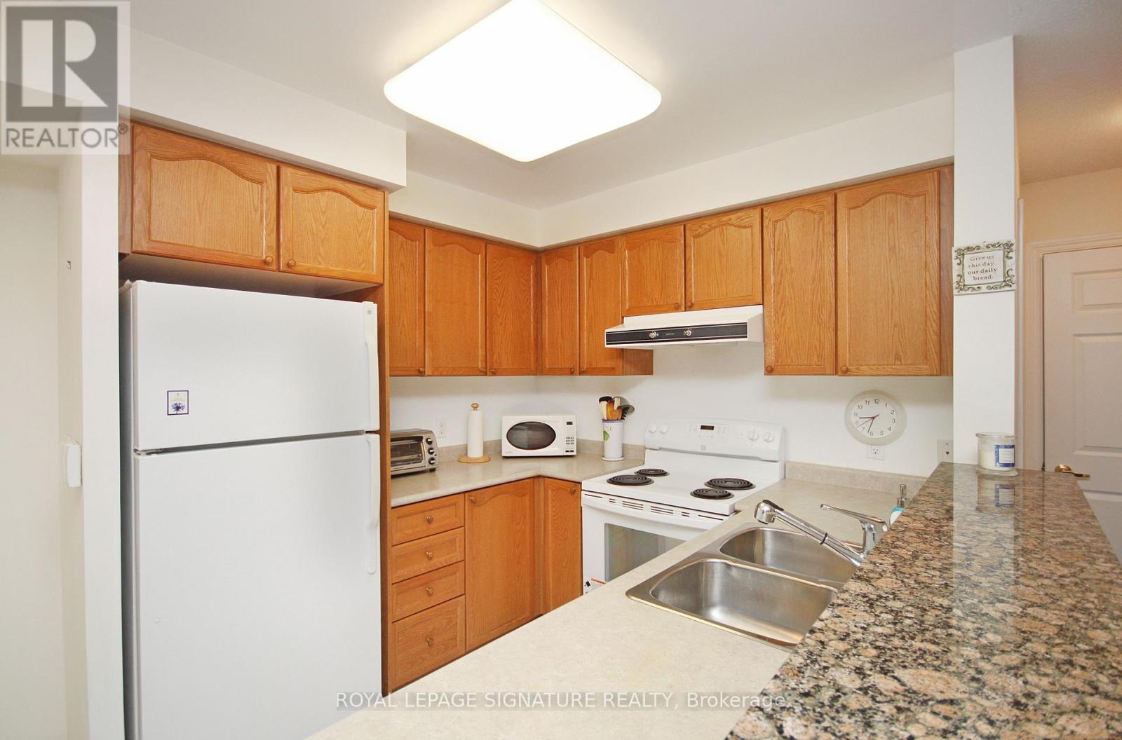 Photo 4 of 510 16 Dallimore Circle, Toronto ON