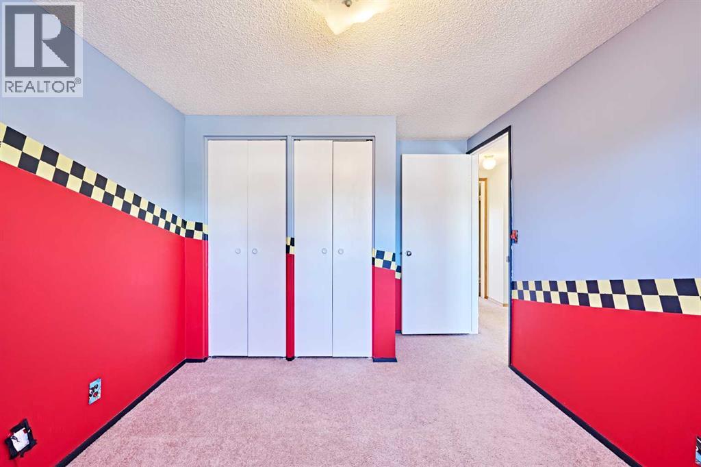 Single Family House for Sale in  Shawmeadows Crescent SW Shawnessy Calgary 