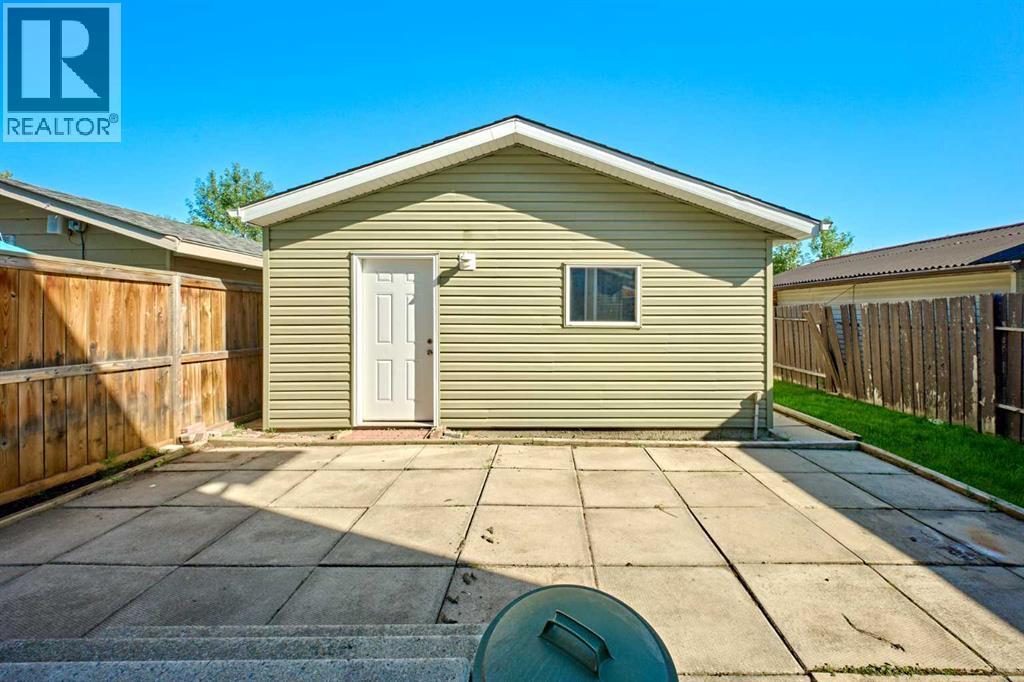 Single Family House for Sale in  Shawmeadows Crescent SW Shawnessy Calgary 