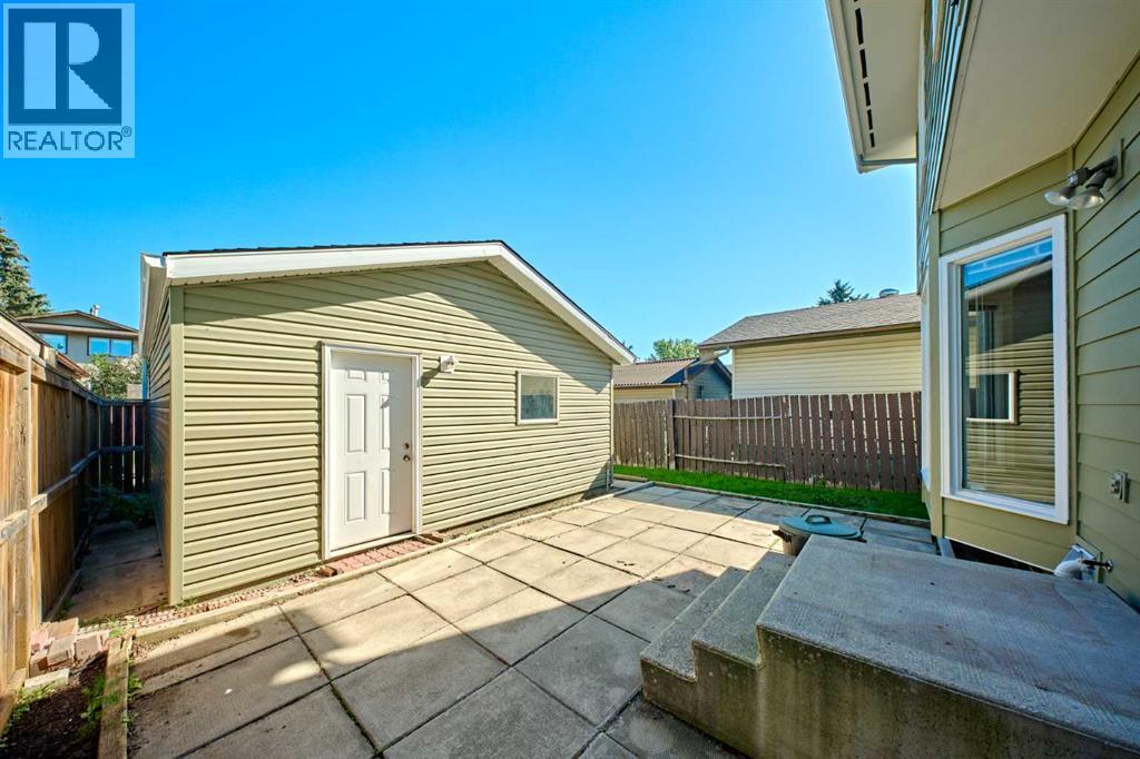 Single Family House for Sale in  Shawmeadows Crescent SW Shawnessy Calgary 