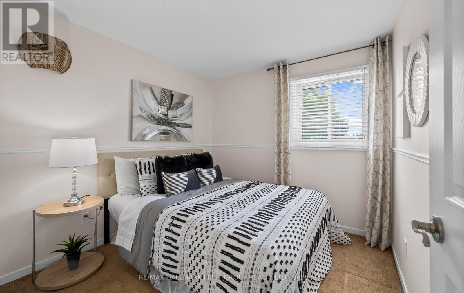 Photo 18 of 31 Michael Boulevard, Whitby ON
