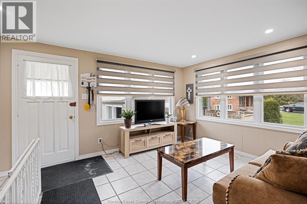 Photo 10 of 702 Martin Lane, Lasalle ON