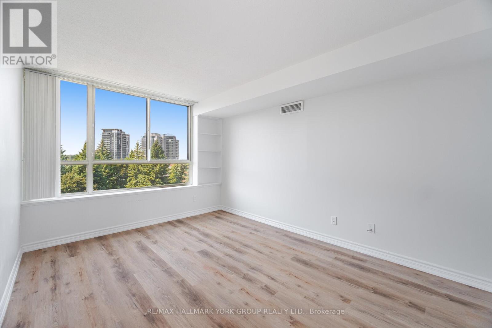 Photo 4 of 508 100 Observatory Lane, Richmond Hill ON