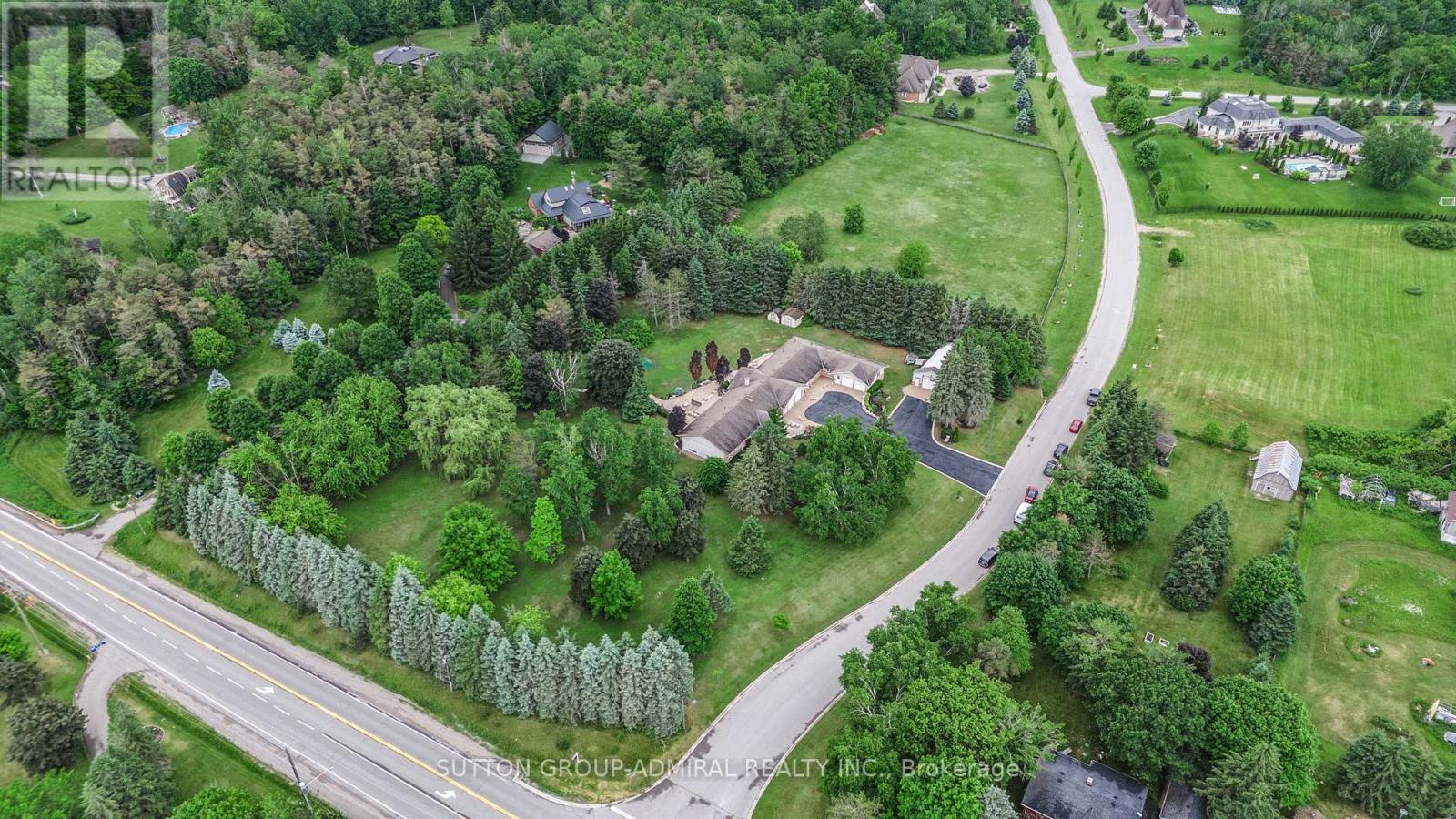 Photo 8 of 120 Lake Woods Drive, Whitchurchstouffville ON