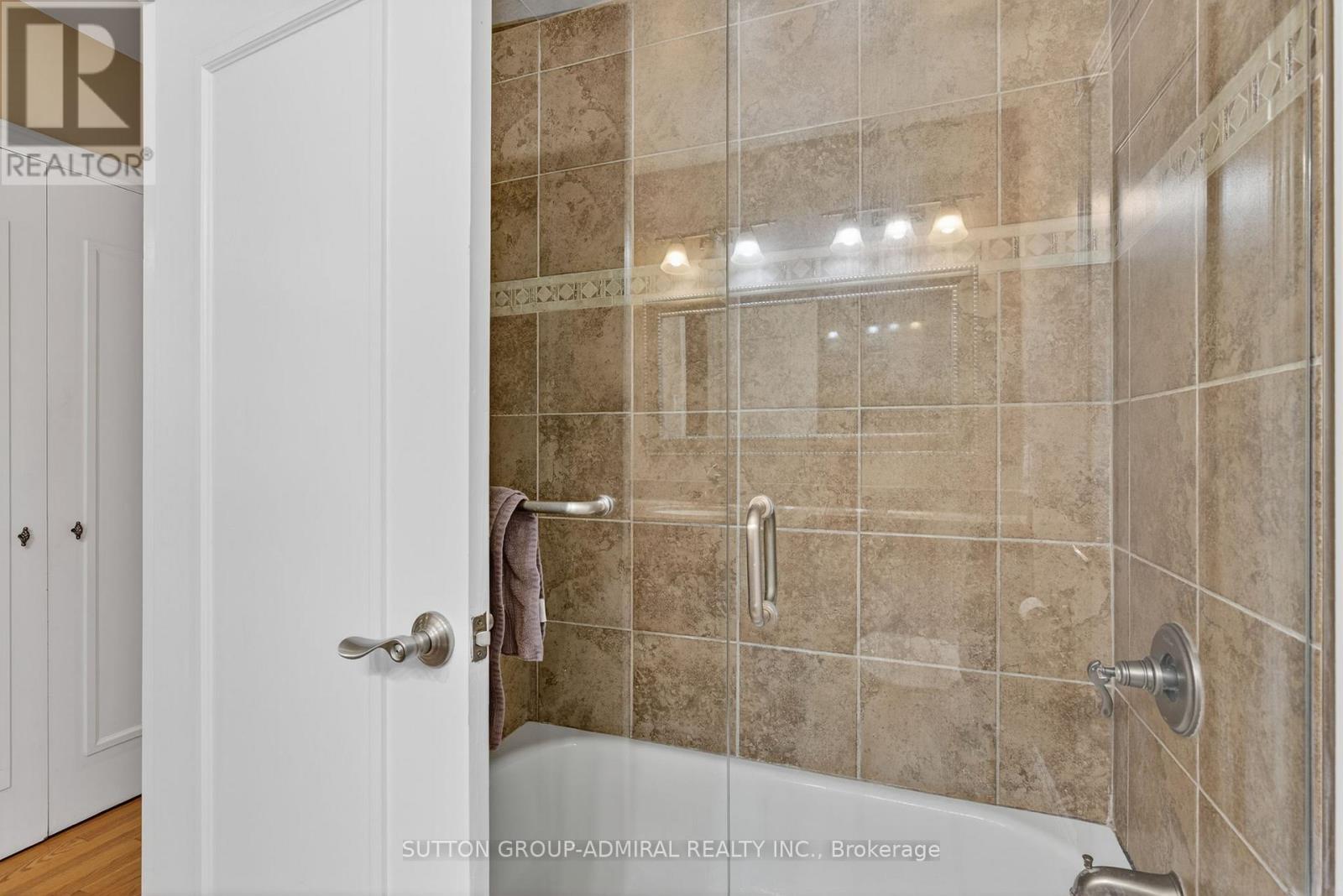 Photo 16 of 120 Lake Woods Drive, Whitchurchstouffville ON