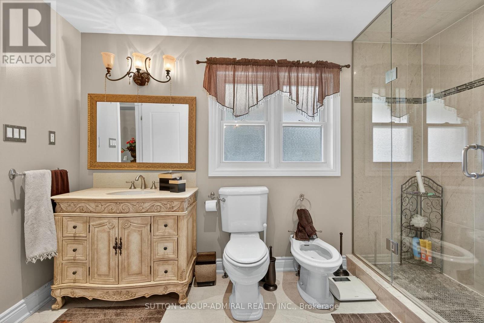 Photo 15 of 120 Lake Woods Drive, Whitchurchstouffville ON