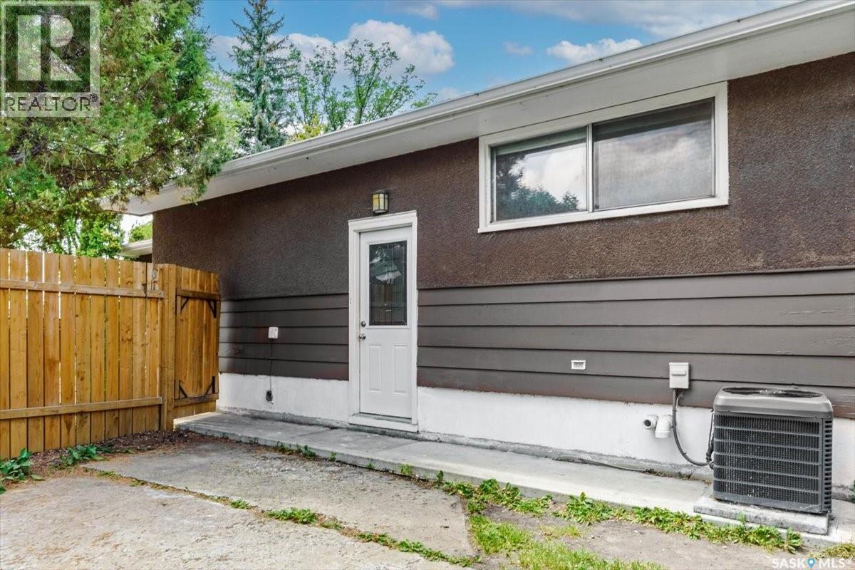 Photo 2 of 244 Logan Crescent, Regina SK