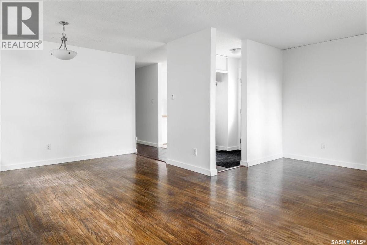 Photo 18 of 244 Logan Crescent, Regina SK