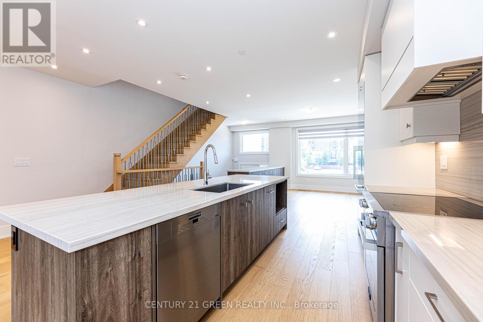 Photo 12 of 20 Sunset Beach Road, Richmond Hill ON
