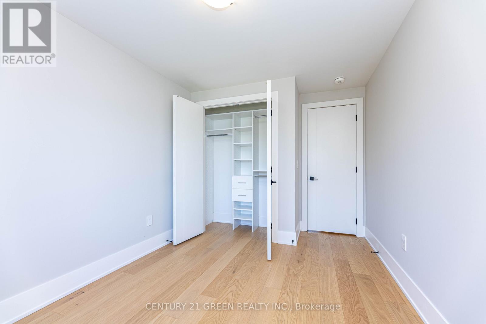 Photo 4 of 20 Sunset Beach Road, Richmond Hill ON