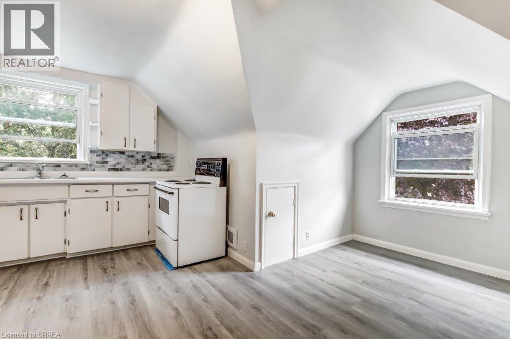 Photo 11 of 25 Henry Street, Brantford ON