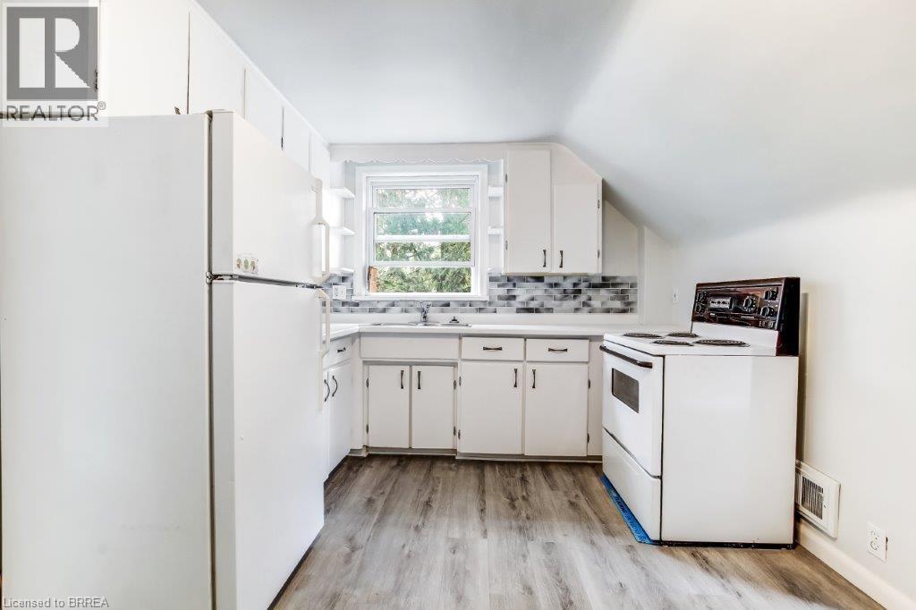Photo 12 of 25 Henry Street, Brantford ON