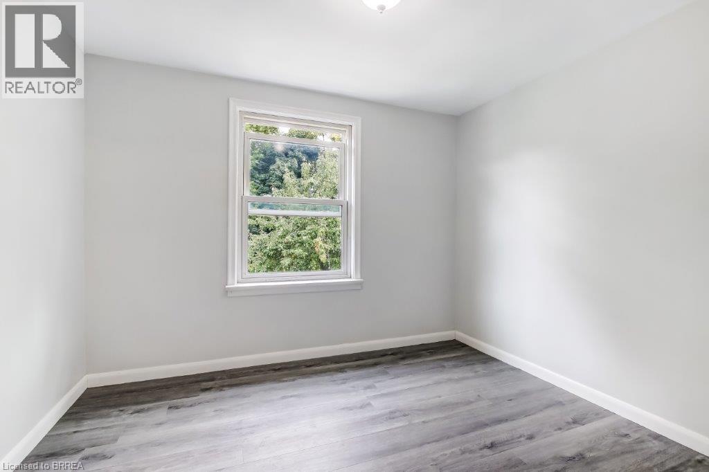 Photo 13 of 25 Henry Street, Brantford ON