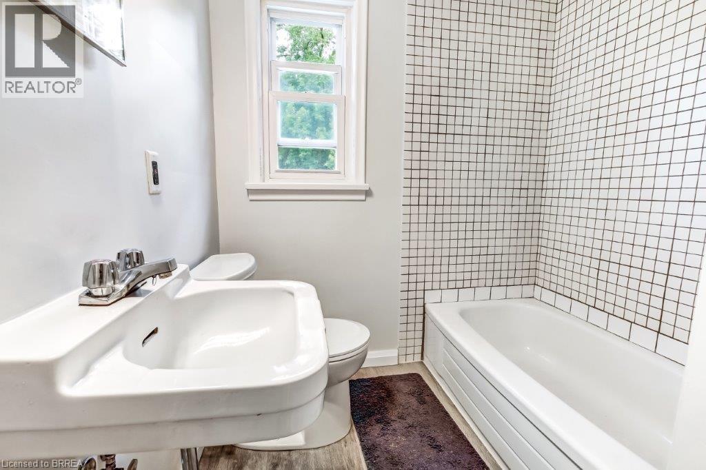 Photo 14 of 25 Henry Street, Brantford ON
