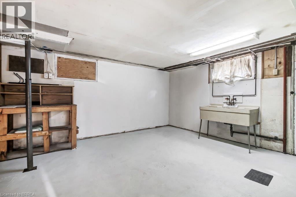 Photo 18 of 25 Henry Street, Brantford ON